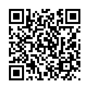 乔荞顶着太阳指着自己停在一边的车二维码生成