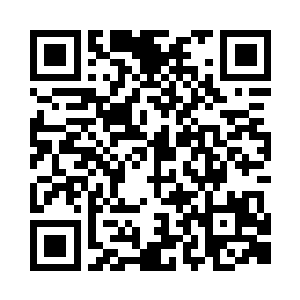 乘务员帮助彭彬和孙晓雨两个人系好安全带二维码生成