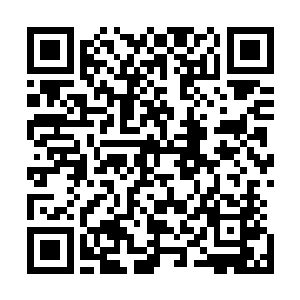 九原城墙瞭望塔上的士兵看到最近一道岗哨燃起的红色狼烟二维码生成