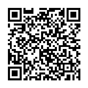 九彩神龙皇的巨大的身体也瞬间被狠狠的掀飞了出去二维码生成