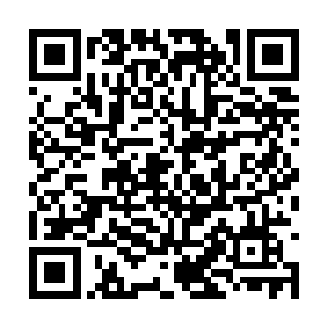 也不知道从身上什么地方摸出了一把明晃晃的刀子二维码生成
