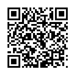也同时被空中漂浮的三个透明水纹光球所吸引二维码生成