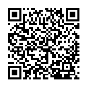 也就是在索马里这样的地方还有人在用这修修补补的老古董二维码生成