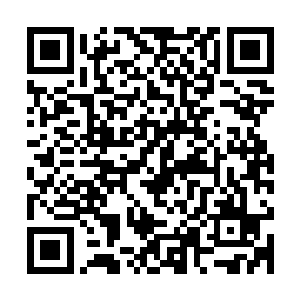 也有按照当地人风格穿的山寨运动衣或者地摊货牛仔裤夹克之类二维码生成