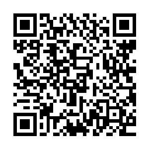 也看到了在她们包围的中间正努力拉着被撕裂的衣服破口的云竹二维码生成