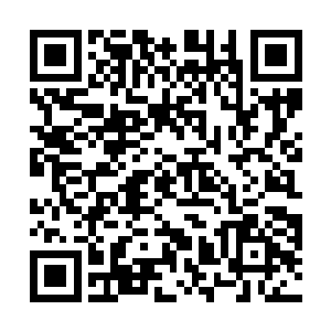 也许经过时候的氙气车灯照亮了这辆破旧摩托车上的人二维码生成
