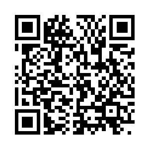 乱七八糟停着的几辆皮卡车上堆满了尸体残肢二维码生成