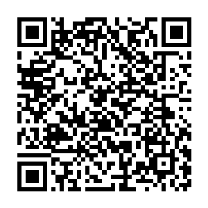事情传开了……那张虽然不算太清晰但异常大幅的照片上的两个人二维码生成