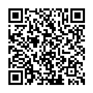 二人一左一右的拱卫着一名衣着华贵的青年男子二维码生成