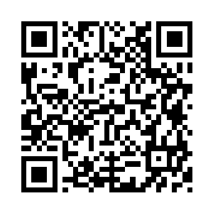 二十三个座椅并排落在一片洁白柔软的云上二维码生成