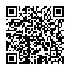 于是一边接电话一边看着秦墨将车慢慢倒进了停车位里二维码生成