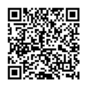 于是他连忙将已经准备好的三个金色的瓷瓶拿了出来二维码生成