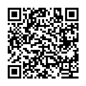 于是牟晨菲要求普通舱的随员立刻给自己订机票配合丈夫行程二维码生成