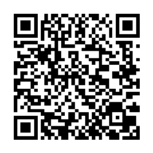 于馨在楼道口伸长脖子看看病房里走出来听手机的人二维码生成