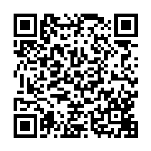 云峥抬头一看轻笑了一声就找了一个最远的桌子坐了下来二维码生成