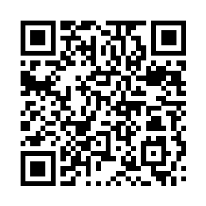 云峥用银质的叉子往嘴里填了一块切好的梨子二维码生成