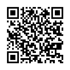 五指分别朝着不同的方向虚空绘制着魔法符文二维码生成