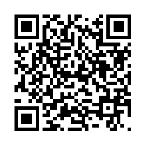 亚当迫不及待地几下就把礼物拆开了二维码生成