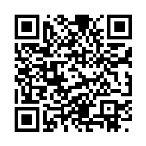 亚德里恩先生端着酒在雷欢喜的对面坐了下来二维码生成