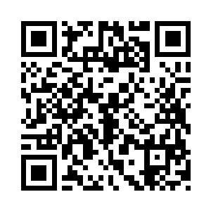 亭亭玉立的女职员从孟江手中接过了贵宾卡二维码生成