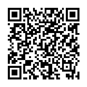 亲手为他在墓碑上一字一句刻上他的名字贴上他的照片二维码生成