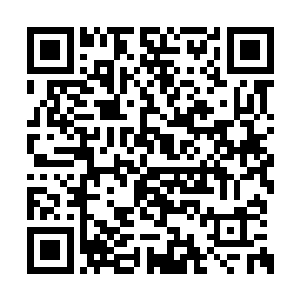 人们从废墟罅隙中好不容易钻进一个大点的空间二维码生成
