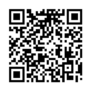 人们吃惊的难以置信的看着人山人海的广场二维码生成