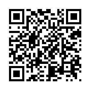 人们的双眼紧紧锁定着即将相遇的两道力量二维码生成