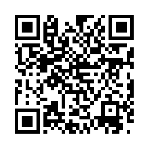 人们目光灼灼地盯着那矗立在入口上方的金二维码生成