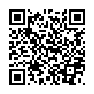 人家白莲花正坐在自家门槛的条凳上二维码生成