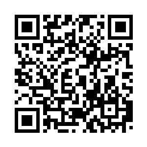 人群正前方是整齐排列的三排长老二维码生成