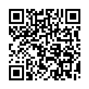 仇仲庸正坐在别墅大厅的地板上和电脑打着二维码生成