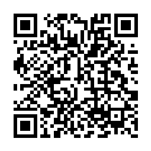 今天顺着到处都是灰白破败墙体的混乱建筑街道二维码生成