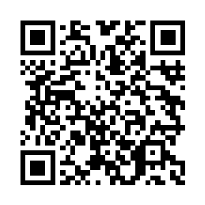 仍然一步一步的向着广场的中心服务台走去二维码生成
