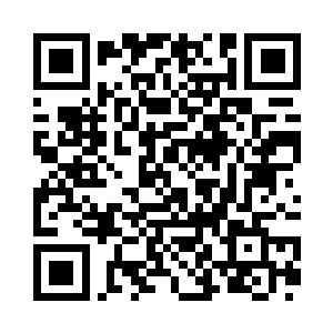 从一旁的柜子中取出了一瓶没有开封过的橙汁二维码生成