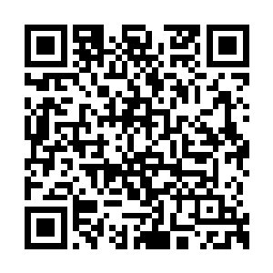 从一片土屋建筑里面持续不断的有人被拖拉出来二维码生成