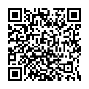 从乾坤戒指中取出那柄新得的乾阳宝剑握在手中二维码生成