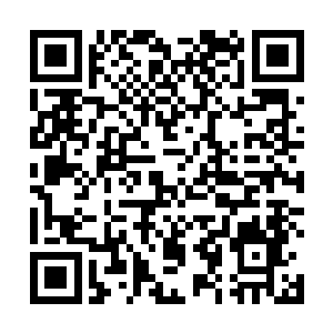 从倒车镜中看到后面追上来几个手中持着砍刀的黑衣人二维码生成