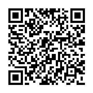 从冠冕处向右还可登上铜像右臂高处的火炬底部二维码生成