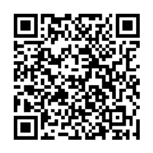 从刚刚开始一直躲在角落里的某个高大的男人突然出现二维码生成