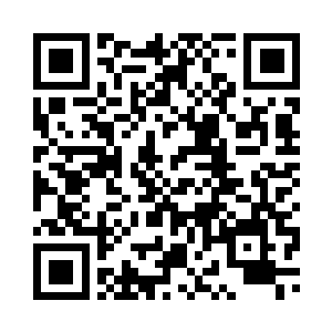 从刚刚脱下的西服口袋里掏出手机二维码生成