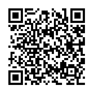 从包里摸出一张百元大钞啪的一下甩在赵长枪脚下二维码生成