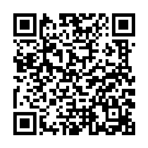 从口中吐出一只好似萤火虫般微微泛出金光的小虫子二维码生成