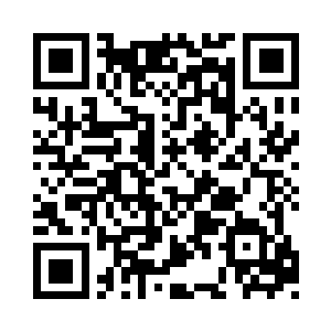 从口袋里摸出一个白色的丝绸手套戴在右手上二维码生成