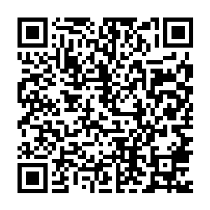 从天花板上投射来一束强烈的光芒把大厅的水晶t台给照射的如白昼一般二维码生成