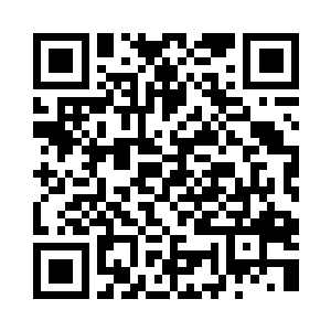 从挎包里拿出一个古典款式的茶叶盒子二维码生成