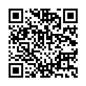从收纳袋中取出一套干净的衣裤换上二维码生成