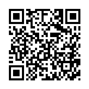 从旁边通道转角走出一个玄色衣裳的人二维码生成