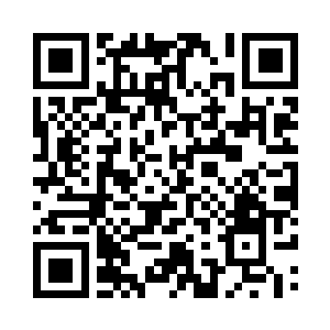 从木桶里倒出一些黑胶色的液体闻了闻二维码生成