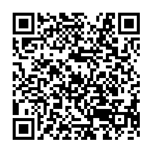 从沙发上站起来――踩到地面上――踮起脚尖一步一步走向雨果的房间二维码生成
